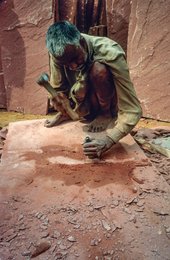 Agra;-Agra-Fort;-Architecture;-Chips;-Chisel;-Craftsman;-Hammer;-India;-Kaleidos;-Kaleidos-images;-La-parole-à-limage;-Labour;-Lal-Qila;-Mughal;-Red-sandstone;-Restoration;-Stonecutter;-Stories-Pictures;-Tarek-Charara;-UNESCO;-Uttar-Pradesh;-Worker;-World-Heritage